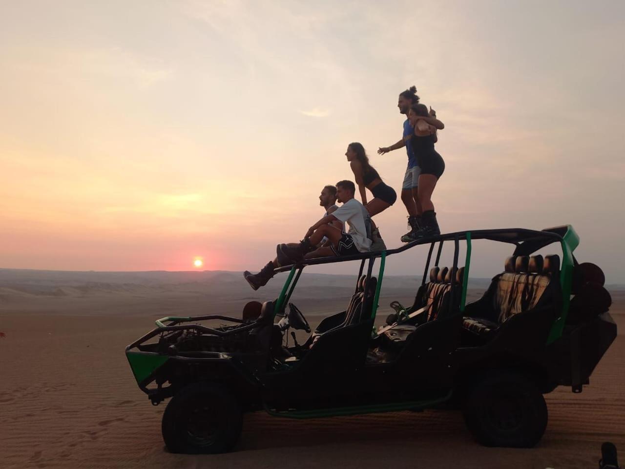 Dos Cerca De La Laguna De Huacachina *